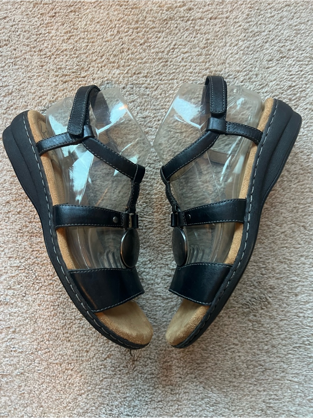 Natural Soul Black Leather T-Strap Women's Sandals 8.5 Silver Medallion - Picture 7 of 14